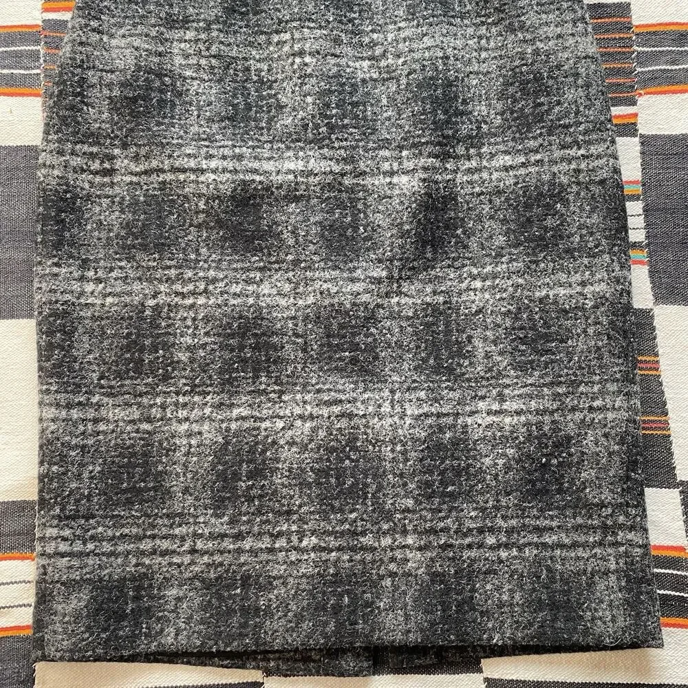 Banana Republic Wool Blend Skirt. Size 8. Knee Length. Winter. Work Wear. Casual - Picture 2 of 9
